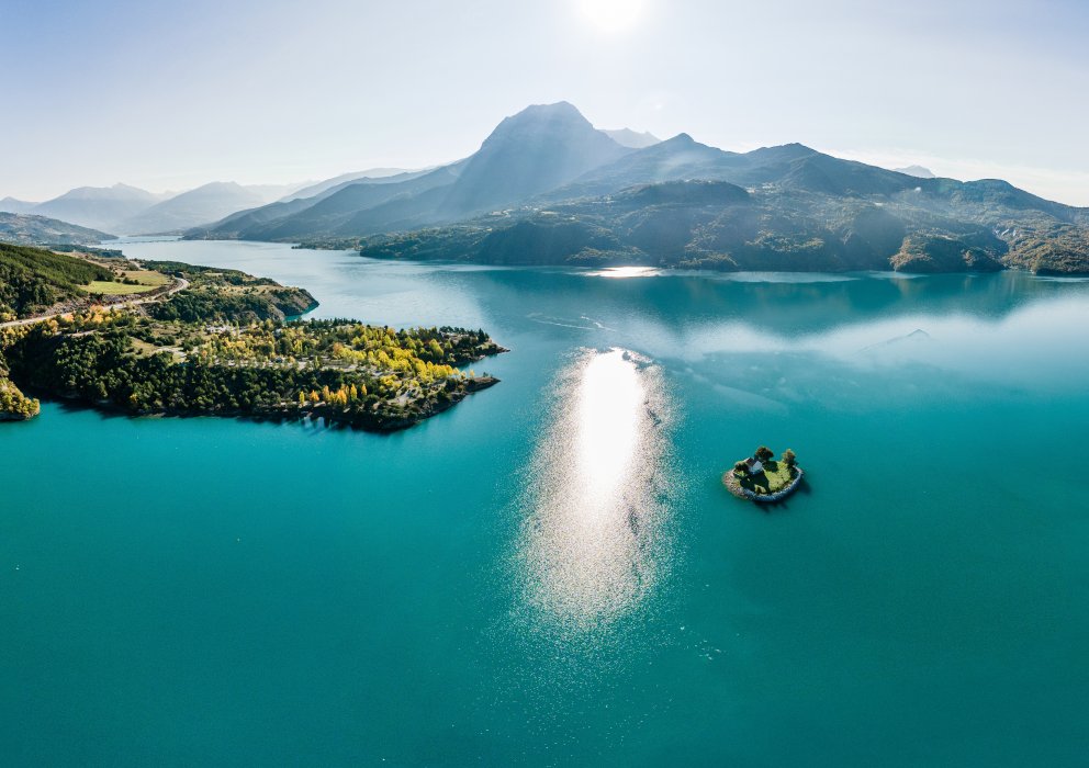 La chapelle Saint-Michel sur le lac de Serre-Ponçon