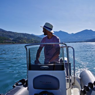 bateau à moteur