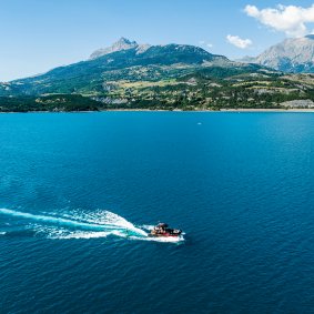 Bateau sur le lac de Serre-Ponçon